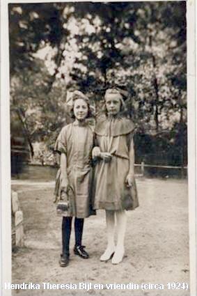 Hendrika Thresina Bijl in 1924 met haar vriendin