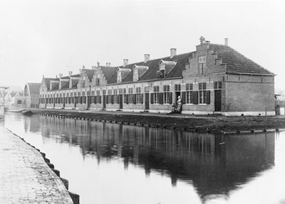 Straat met gevelrij in 1905 te Edam