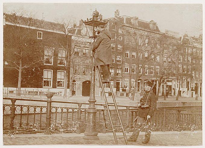 Een werkwillige lantaarnaansteker in 1903
