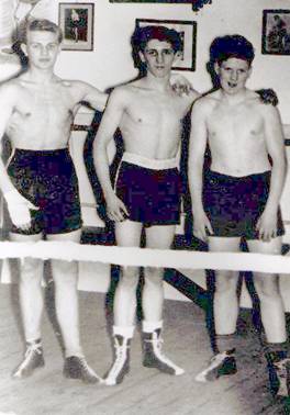 Johannes Bijl (midden) als bokser