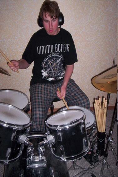 Jordan Bijl met zijn drumstel
