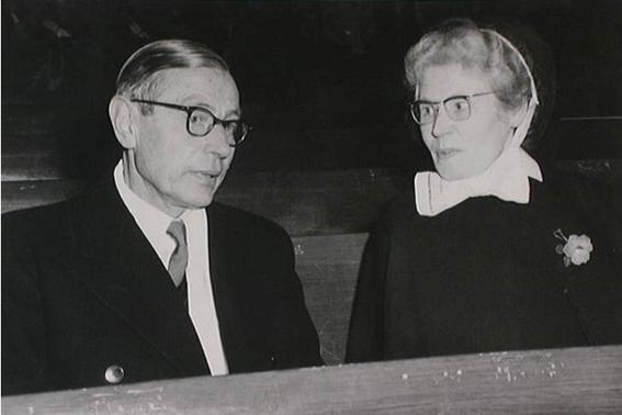 1956: Dr. J. de Groot en Zuster Trijntje Boonstra in de kerkbank van de Willemskerk bij de herdenking van de 18de verjaardag van Prinses Beatrix